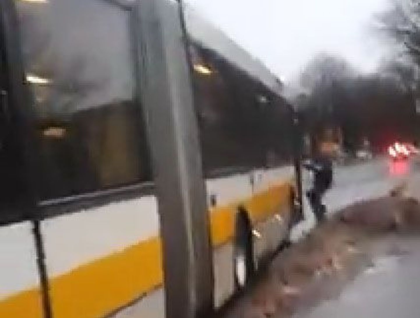 Pärnu kesklinnas pääses liikuma juhita jäänud linnaliinibuss.