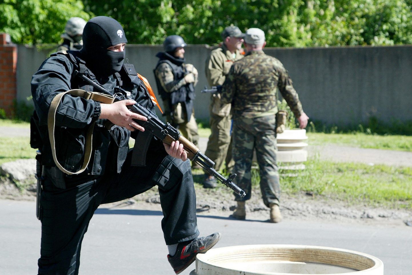 Venemeelsed relvastatud mehed Donetskis 6. mail.