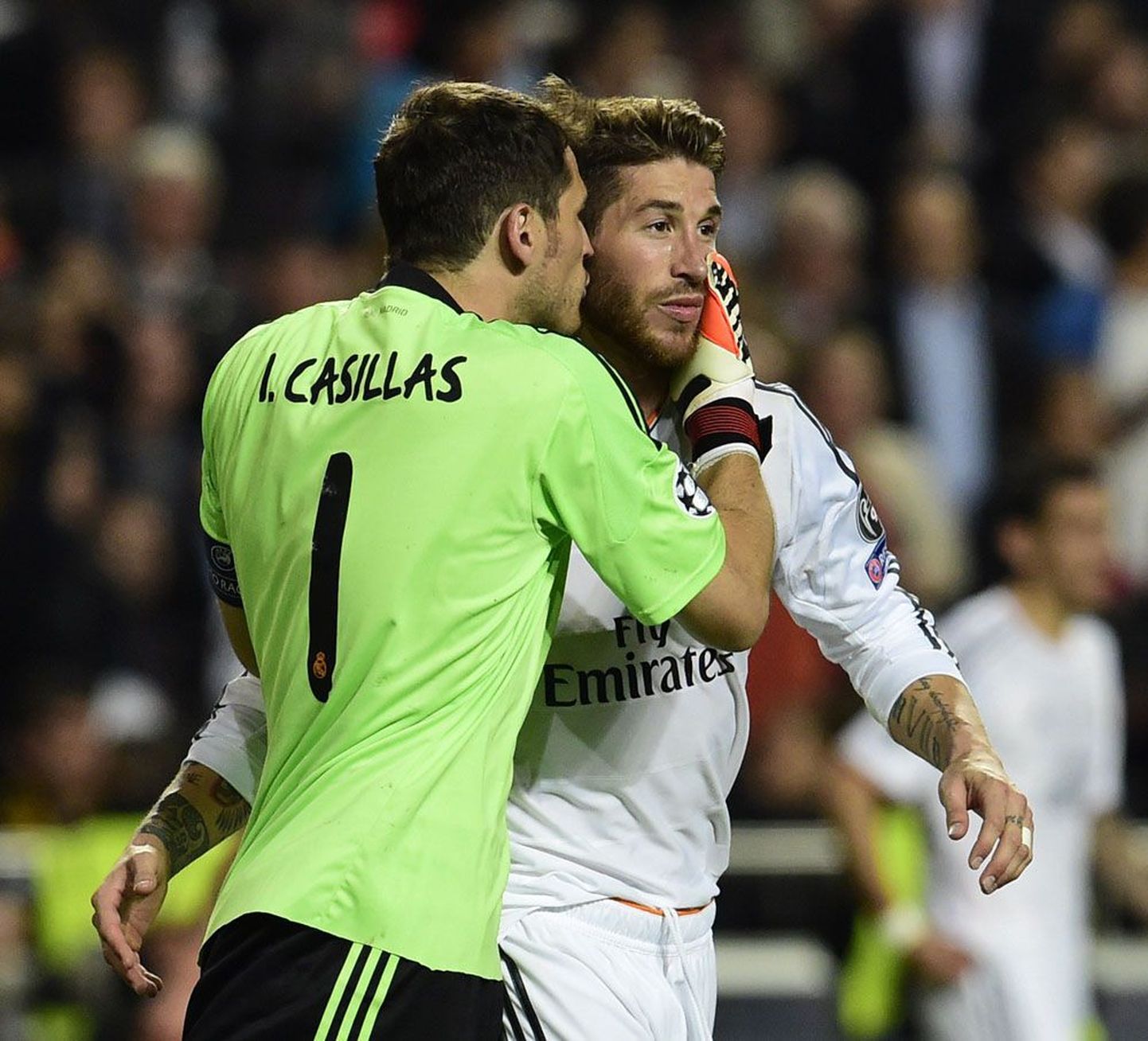 Patuoinas Iker Casillas (vasakul) tänamas Sergio Ramost värava eest, mis viis kohtumise lisaajale.