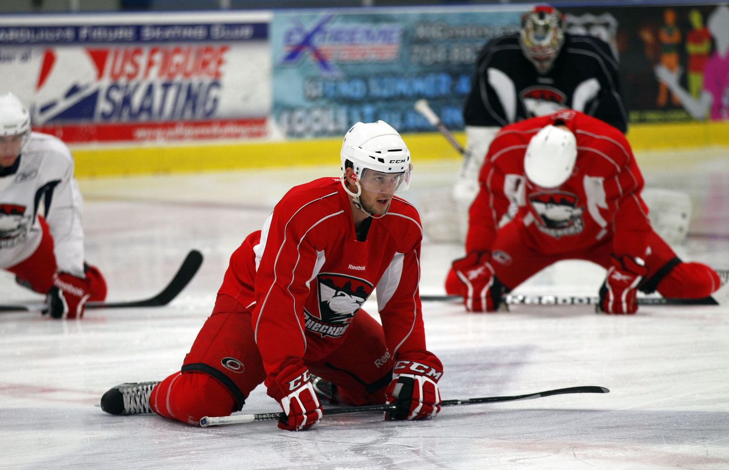 NHLi tähed (pildil keskel Brett Sutter) on sunnitud tööseisakut jätkama.