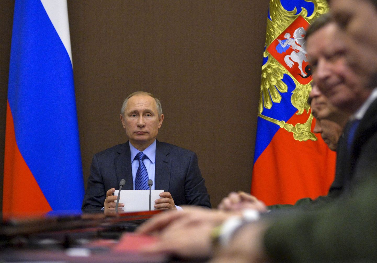Vladimir Putin sõjalisel nõupidamisel Sotšis.
