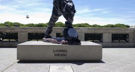 Fotod: vandaalidest lihunikud jätsid Messi ausambale alles vaid jalad