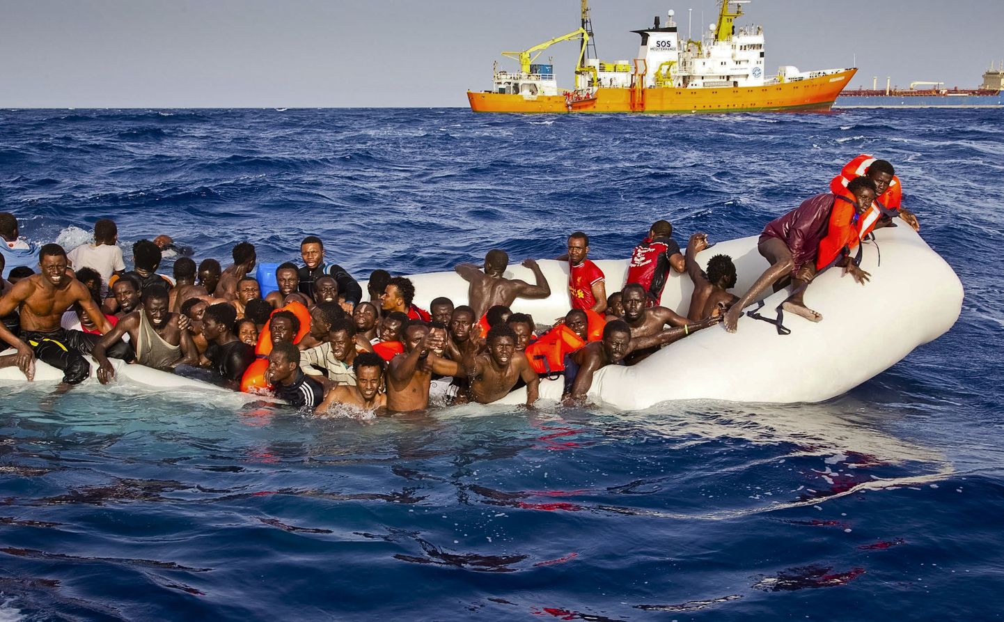 Лодка с беженцами. Иллюстративный кадр.