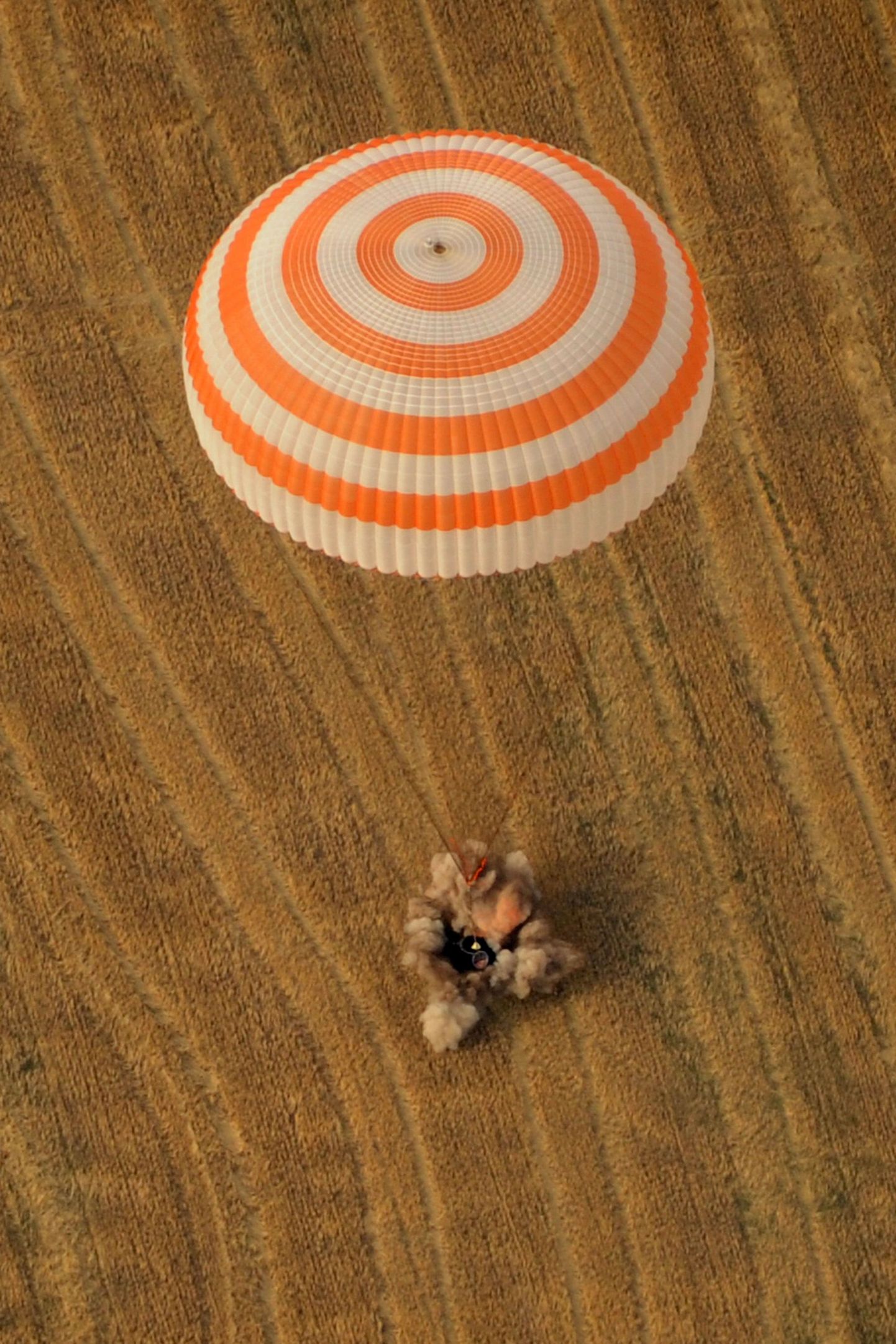 Sojuz TMA-22 kapsel maandub koos kahe kosmonaudi ja ühe astronaudiga.