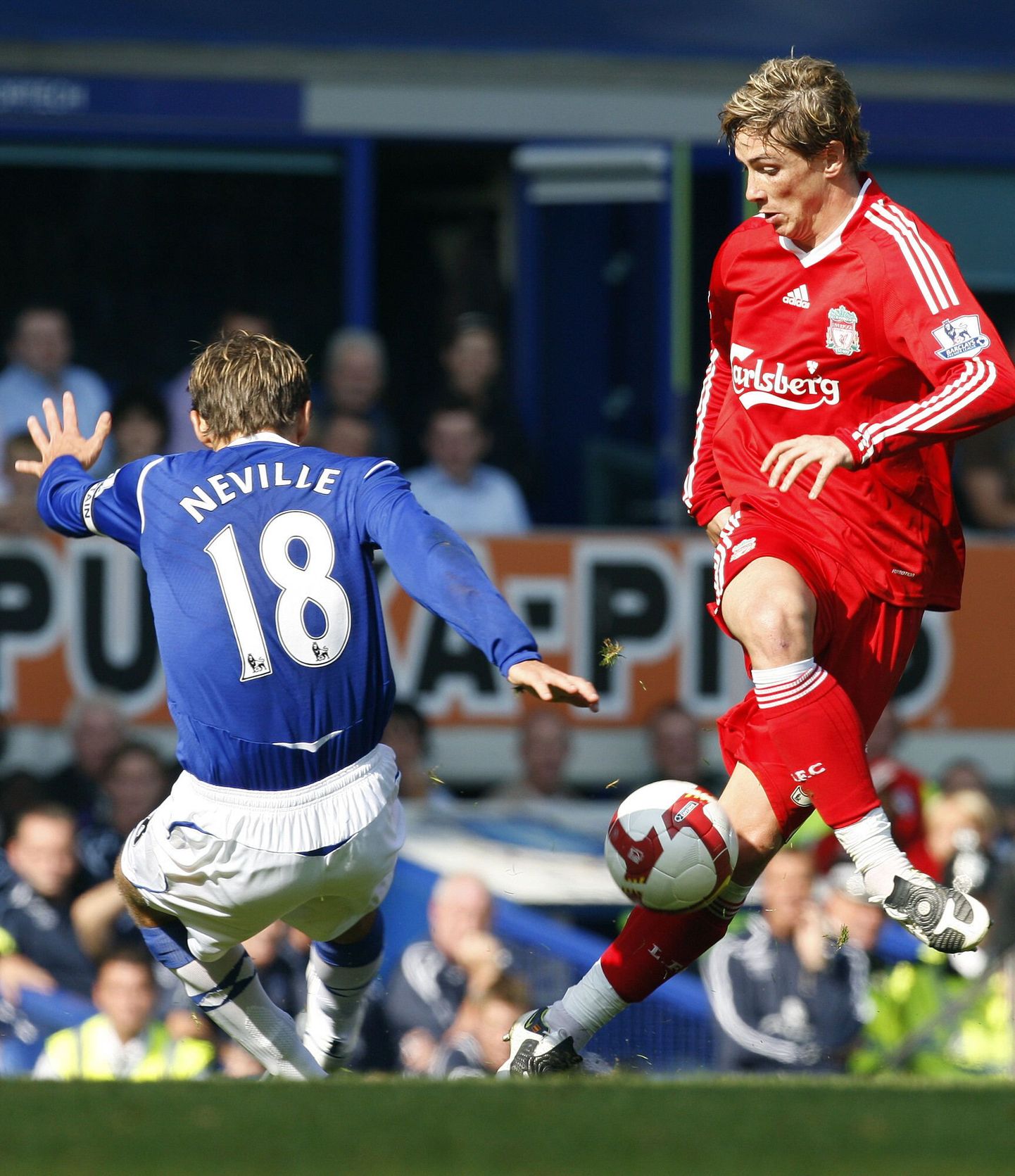 Fernando Torres (paremal) mängus Evertoni vastu.