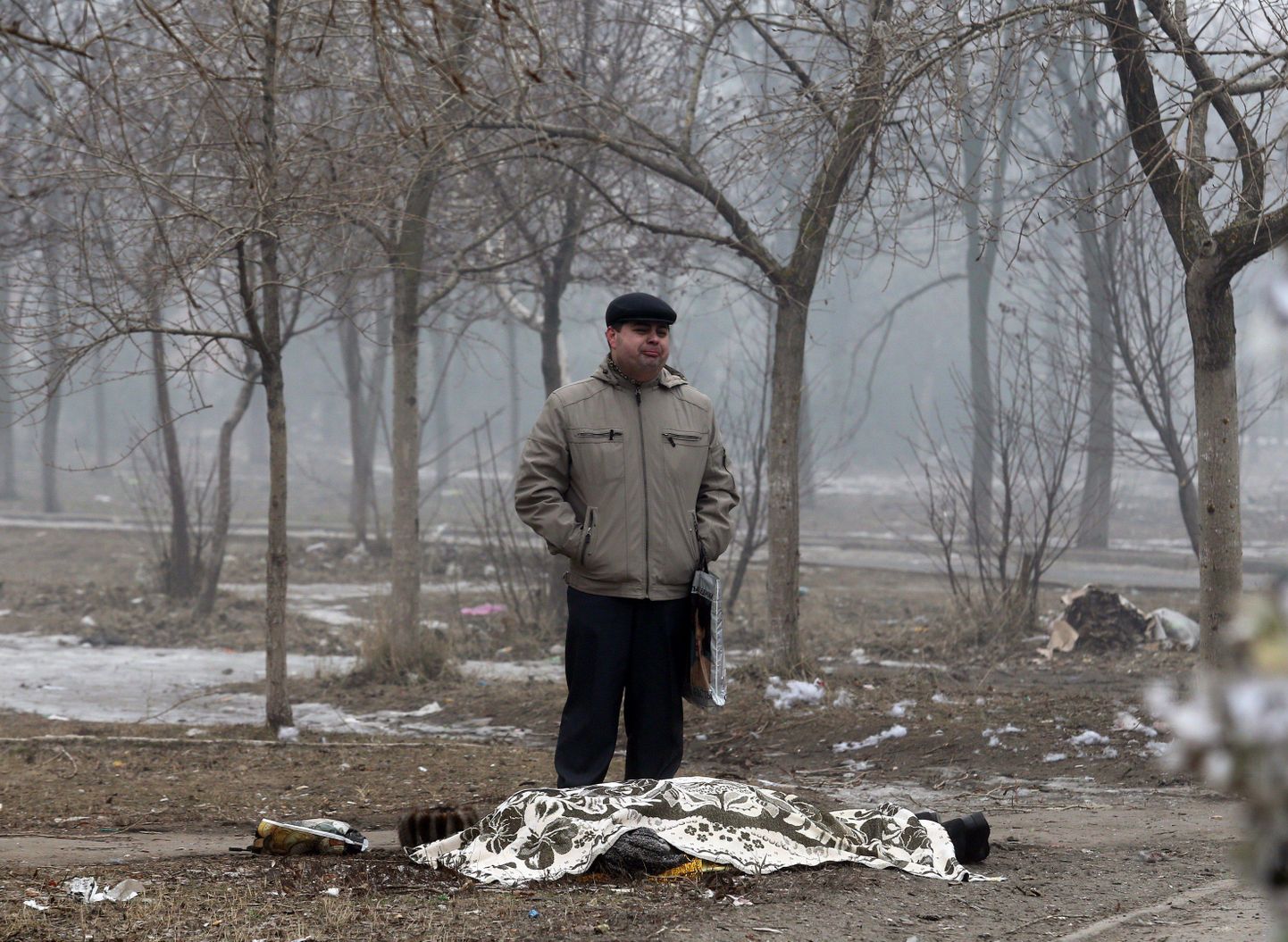 Mariupoli mees vene üksuste rünnakus hukkunu surnukeha kõrval.