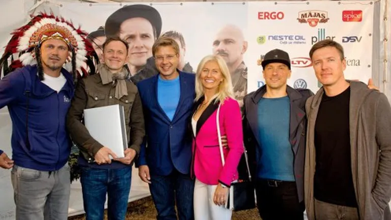 Rīgas mērs Nils Ušakovs ar sievu pirms "Prāta vētras" koncerta tiekas ar mūziķiem un uzdāvina tiem skursteņslauķi 