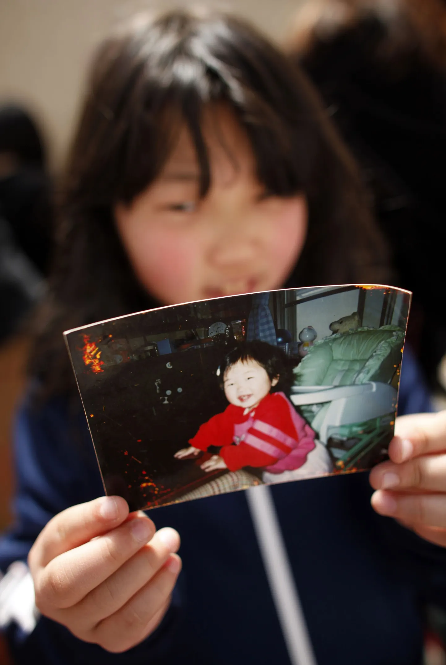 Üheksa-aastane Chiaki Nasukawa näitamas fotot, millel ta on üheaastane