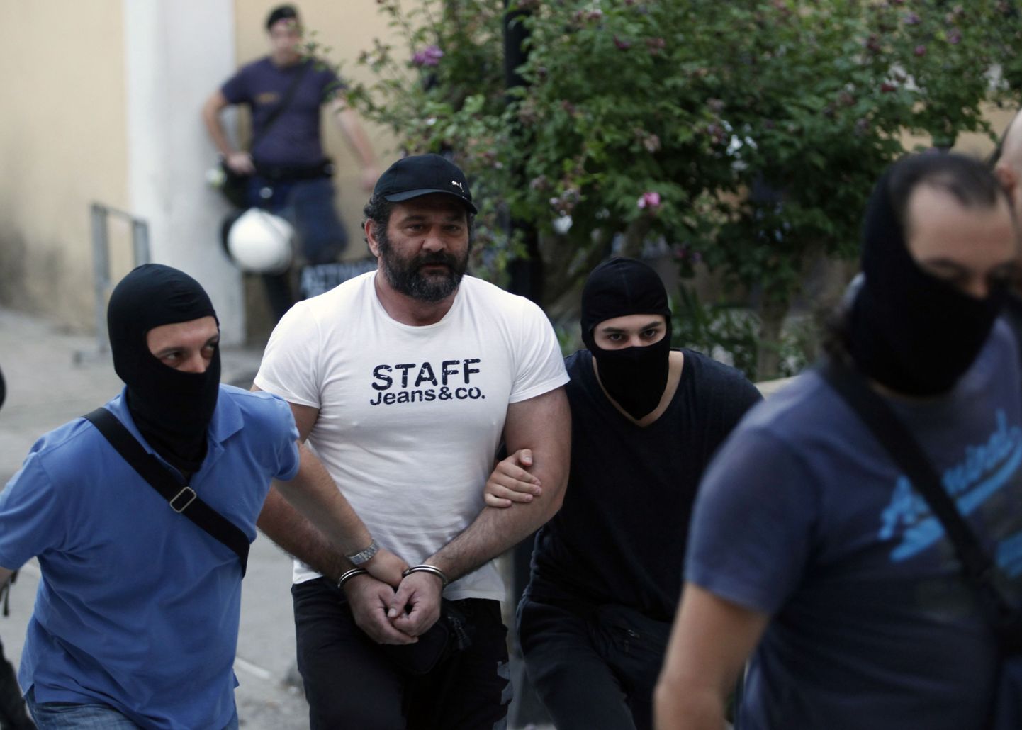 Kreeka neonatsipartei parlamendisaadikut Yannis Lagost toimetasid kolm päeva tagasi kohtuniku juurde politsei terrorismivastase üksuse esindajad.