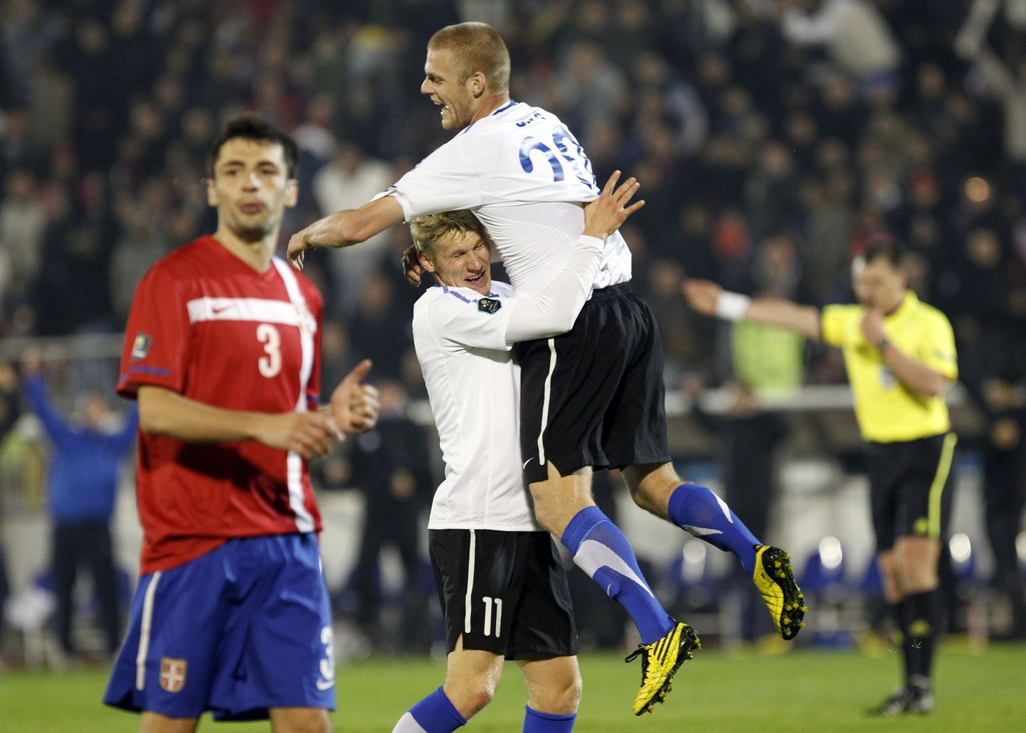 Игроки сборной Эстонии радуются забитому мячу.