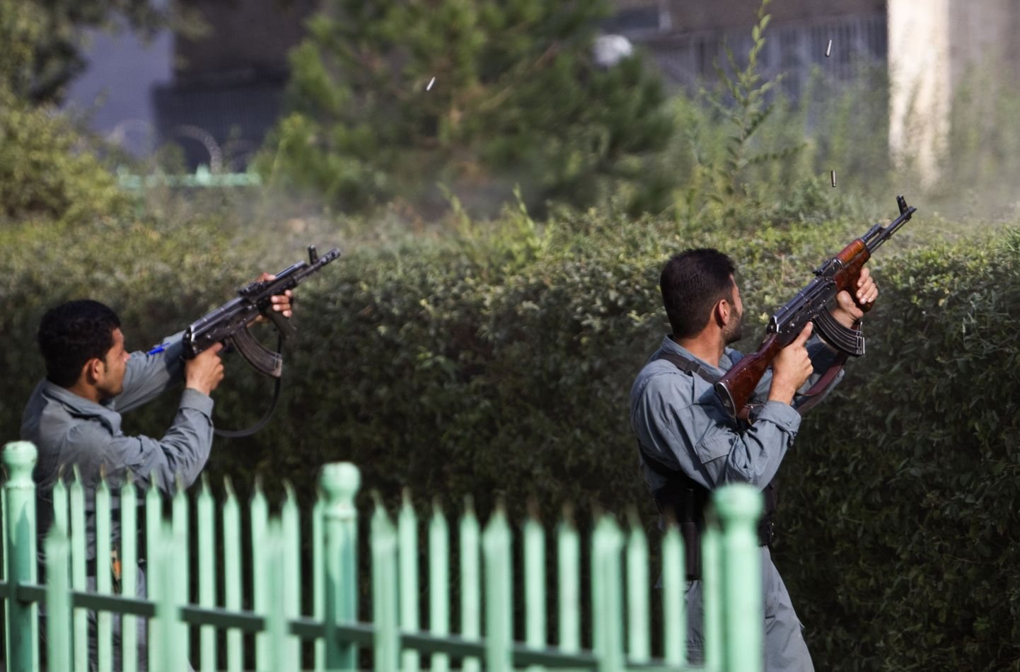 Afgaani politseinikud tulistamas hoone suunas, mille Talibani mässulised tänase rünnaku käigus üle võtsid.