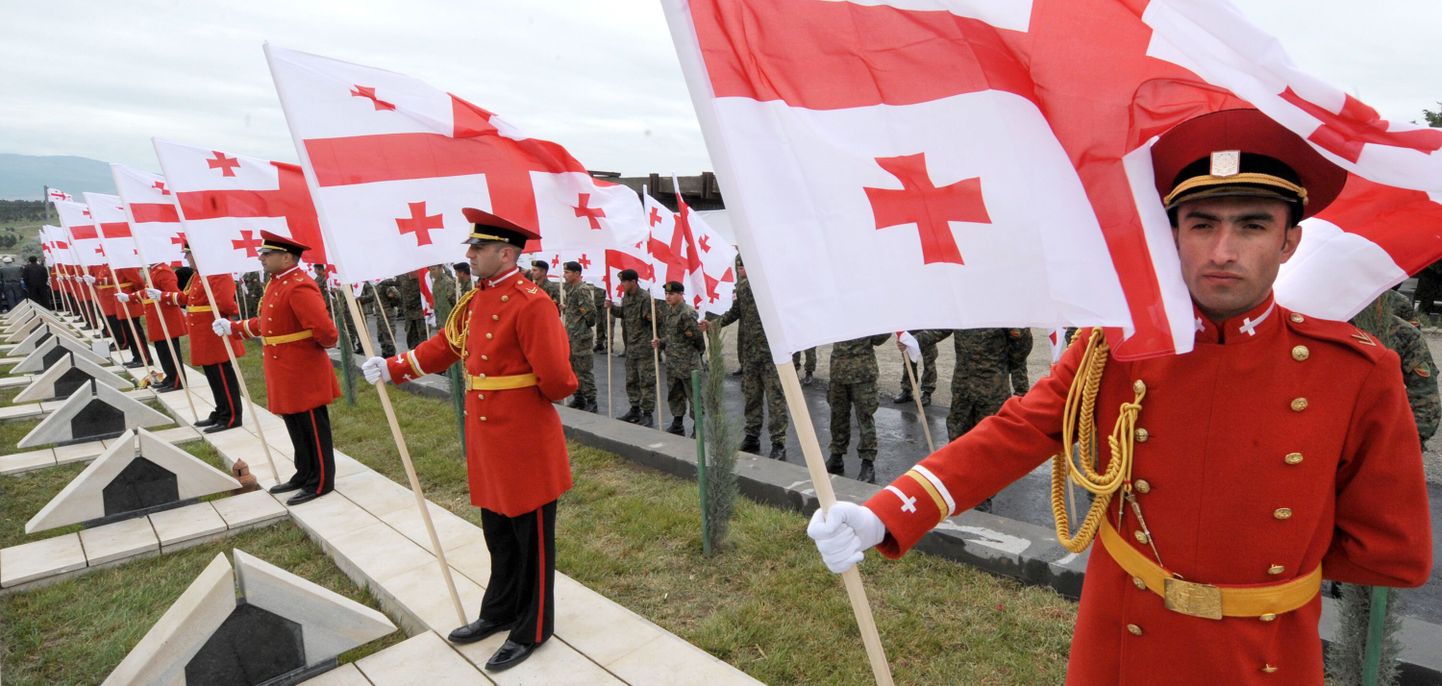 Gruusia sõdurid lippudega augustisõjas langenutele pühendatud Muhhadverdi memoriaali avamisel.