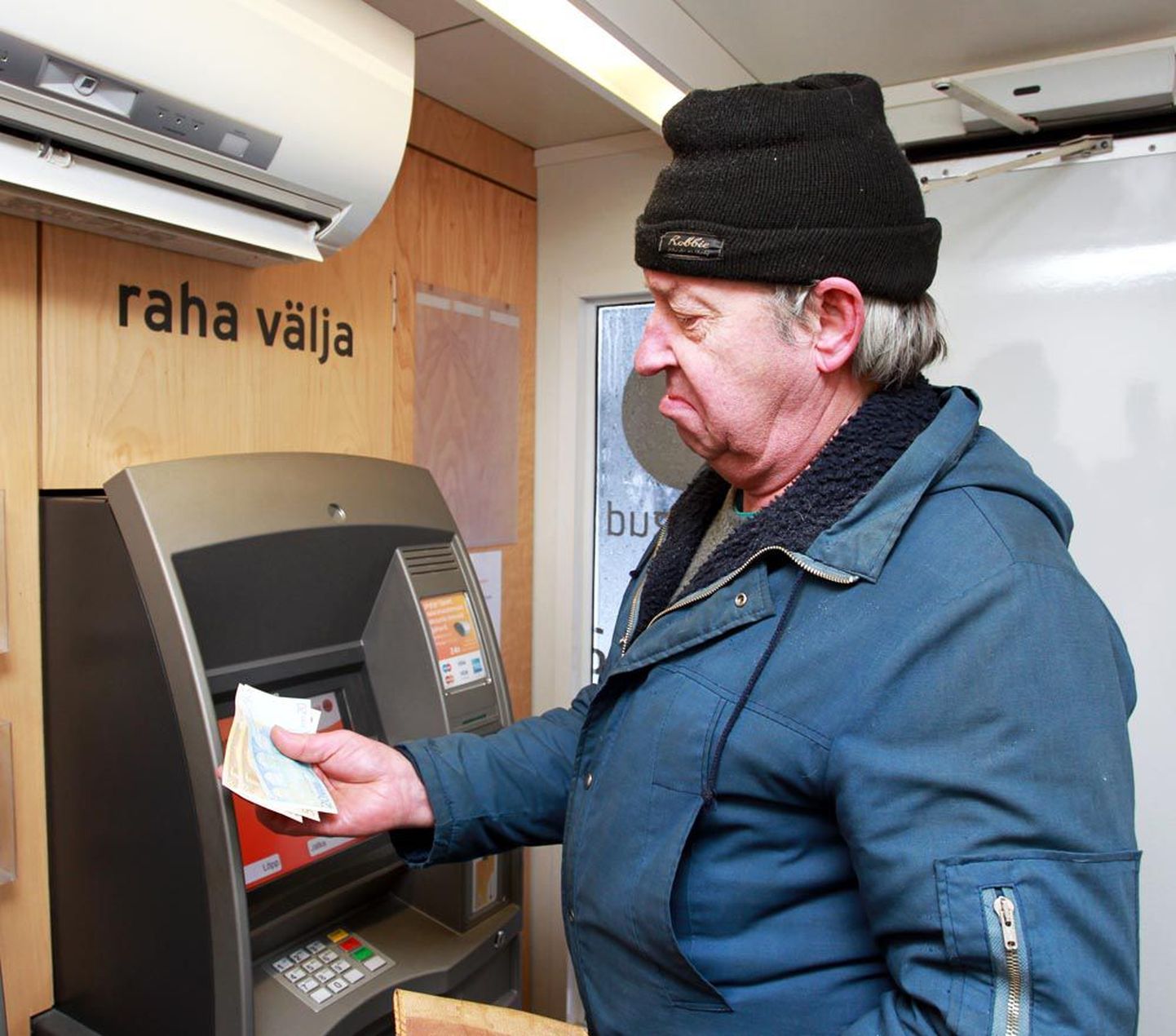 Aegviidus võtab pangabussis esimesed eurod kohalik Mati, kes ei saanud           esiotsa uuest rahasummast mitte midagi aru.