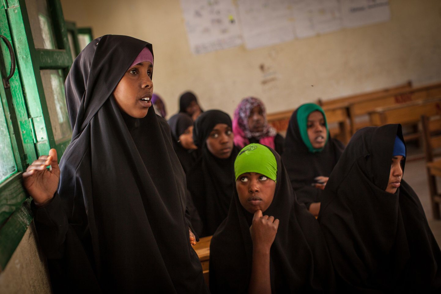 Somaali tüdrukud võtavad osa arutlusest suguelundite moondamise üle.