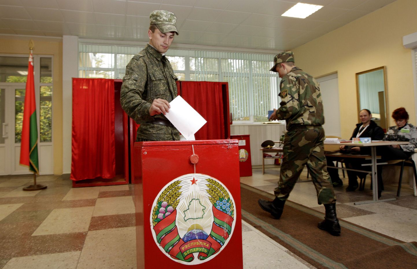 Valgevene sõdurid valimisjaoskonnas Minskis.