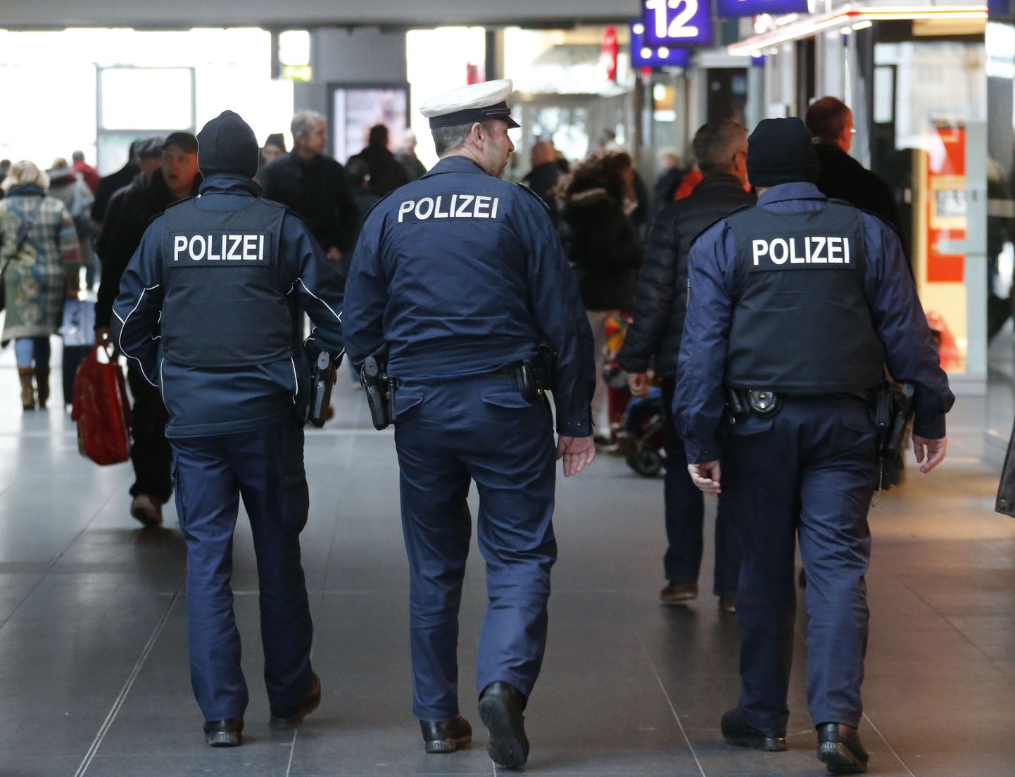 Politseipatrull Berliini keskraudteejaama juures.