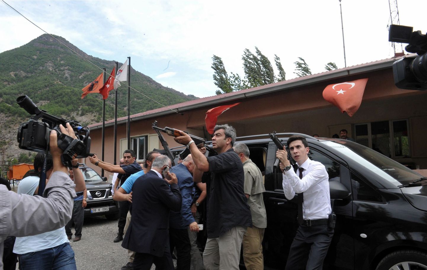 Kemal Kılıçdaroğlu turvamehed turvamas opositsioonipoliitiku autot pärast rünnakut Türgi kirdeosas.