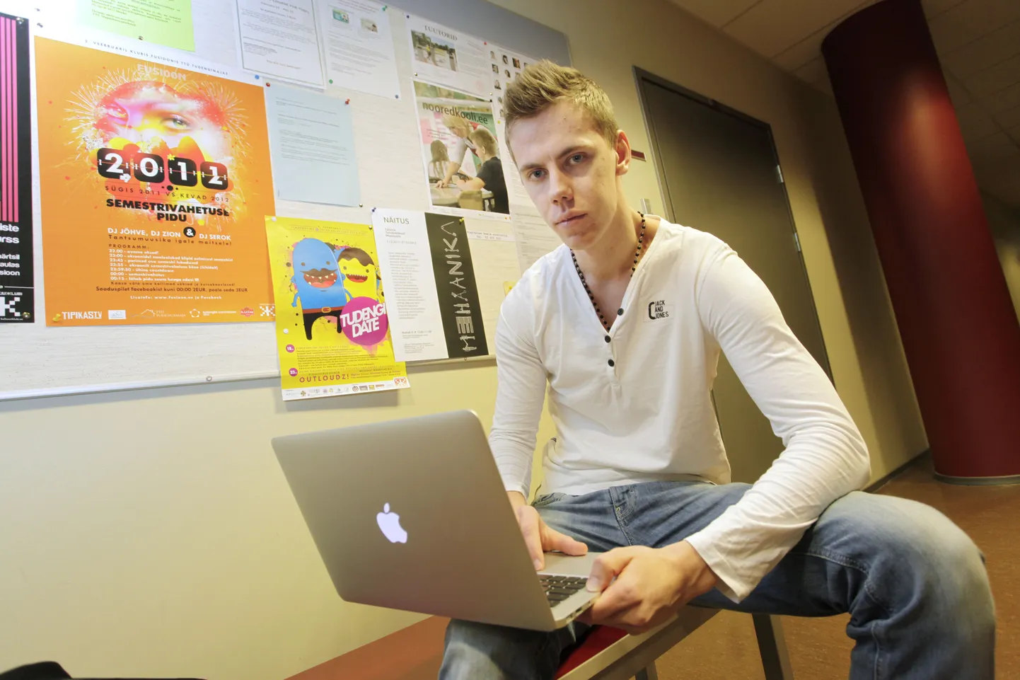 Avaliku halduse eriala tudeng Taavi Loog on sülearvuti kasutamise keelule vastu.