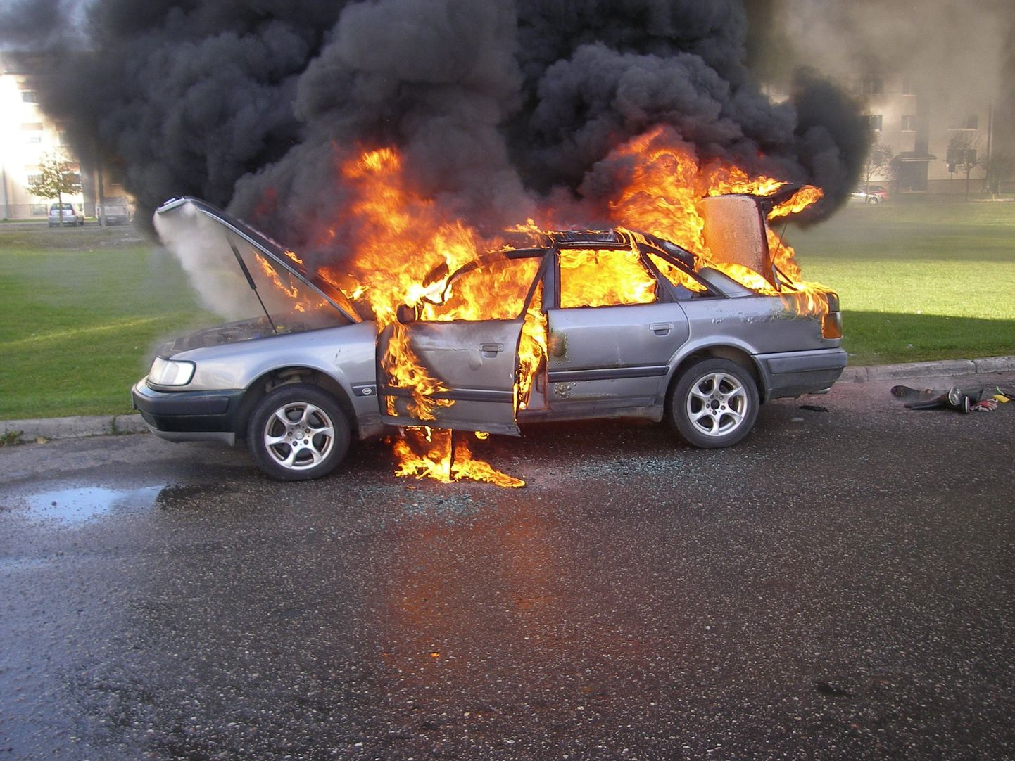 Загоревшийся автомобиль. Фото иллюстративное