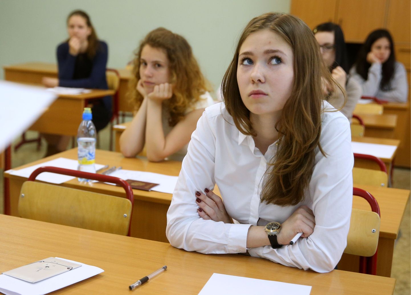 Vene kooliõpilased riikliku keeleeksami eel.