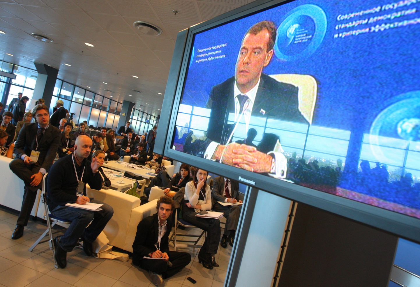 Dmitri Medvedevi sõnavõttu Jaroslavlis sai jälgida ka videoekraanilt.