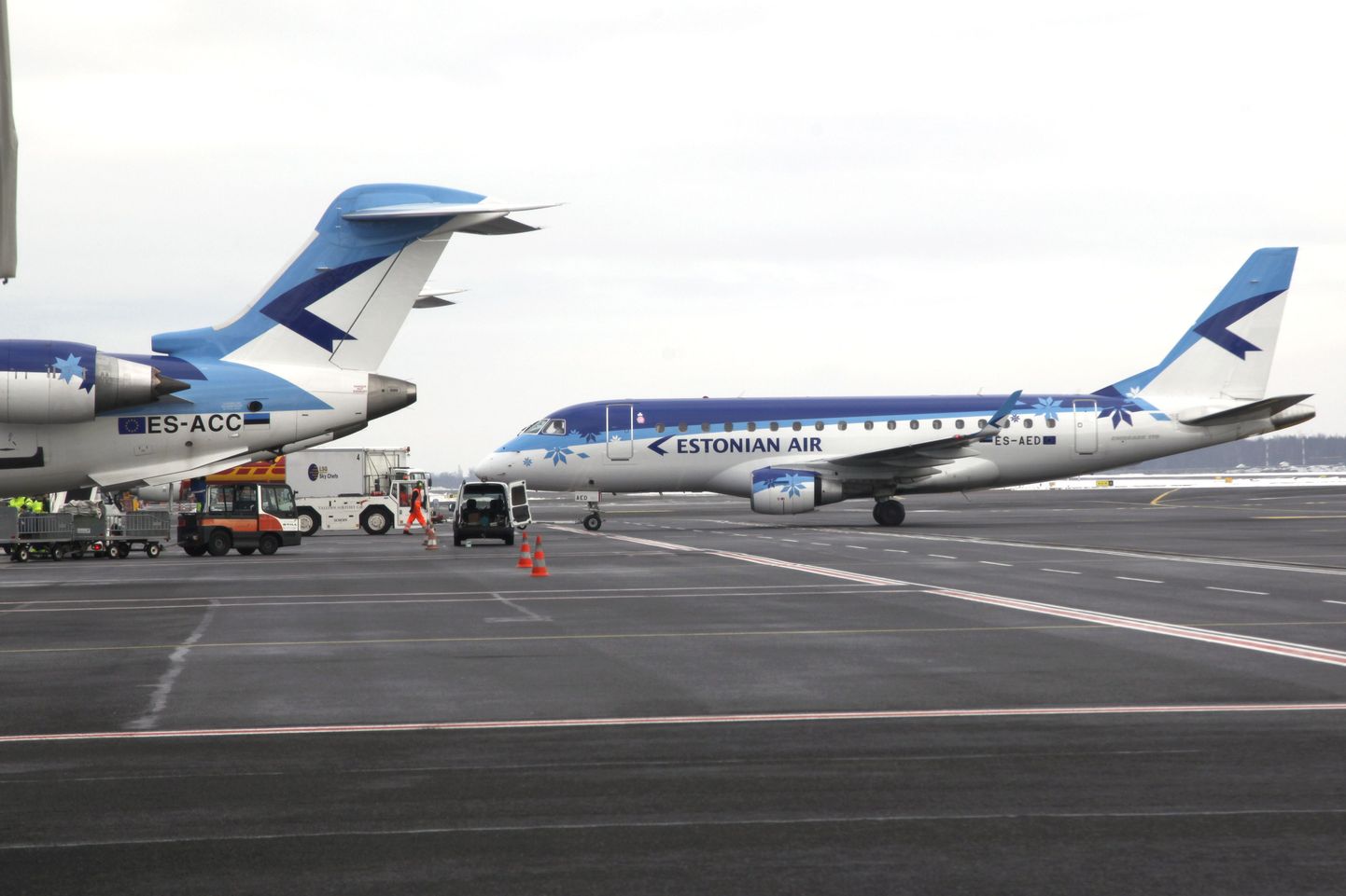 Estonian Airi lennukid Tallinna lennujaamas.