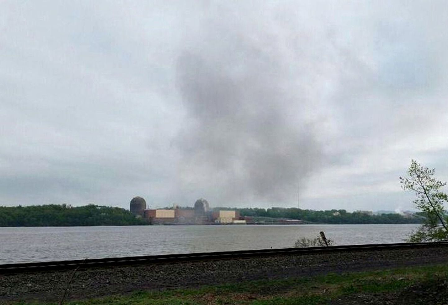 New Yorgi lähedal asuv Indian Pointi tuumajaam suleti pärast tulekahju. Kohalikud kuulsid plahvatust ja nägid jaamast tõusvat suitsu.