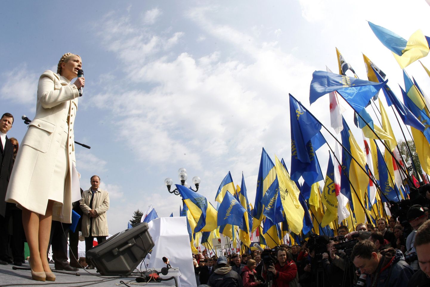 Ukraina ekspeaminister ja opositsioonijuht Julija Tõmosenko kõnelemas toetajatele parlamendi juures korraldatud meeleavaldusel baasileppe vastu.