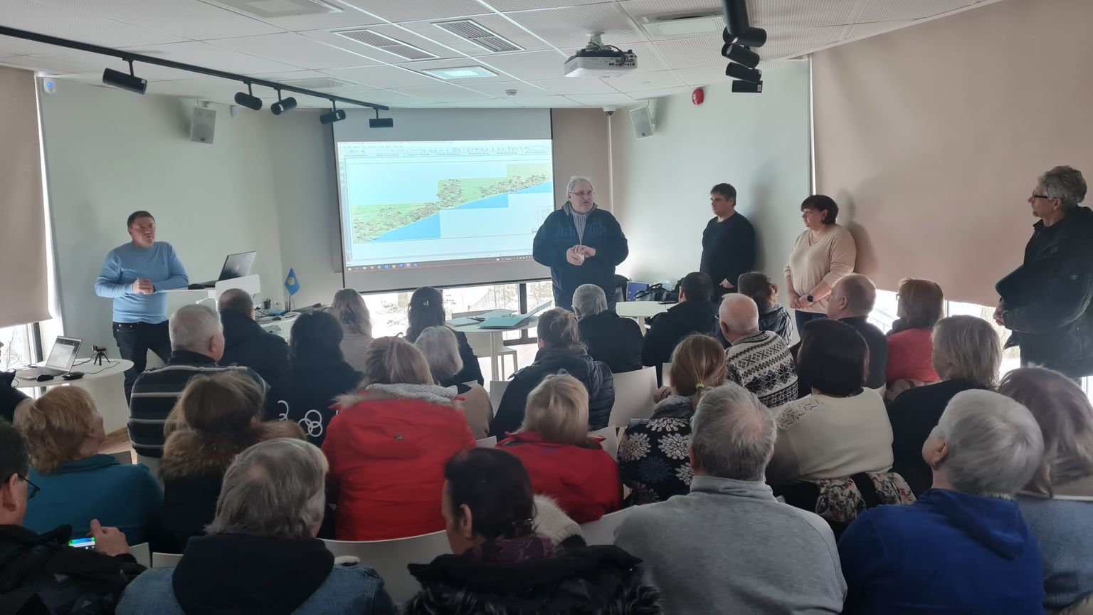 Laupäeval kohtusid kohalikud elanikud Kauksis vallavalitsuse ja projekteerija esindajatega, avalikke arutelusid tuleb kindlasti veel.