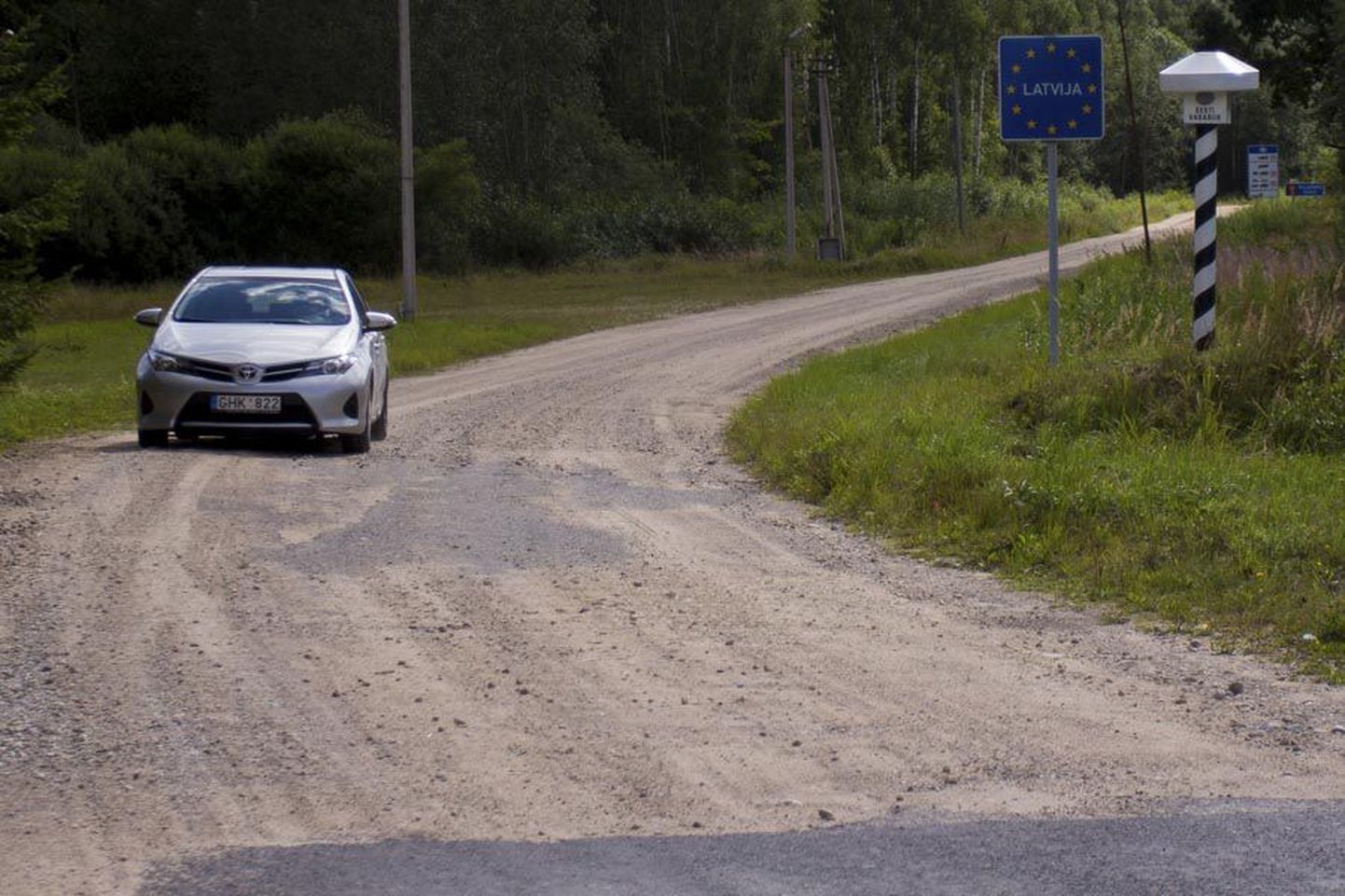 Mõisaküla linnast pisut lõuna poole, kohas, kus lõpeb asfalt, algab Läti.