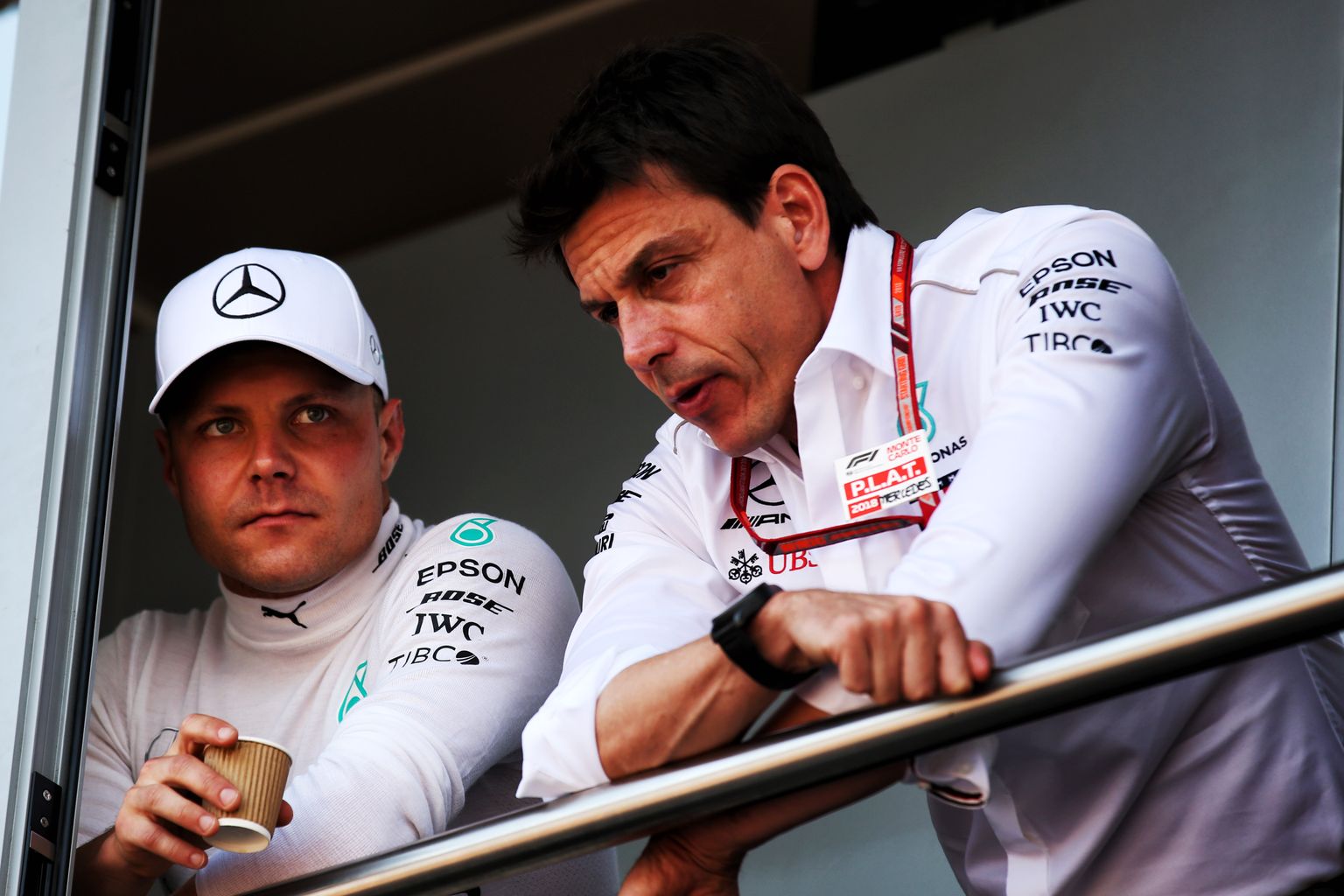 Valtteri Bottas ja Toto Wolff arutlemas.