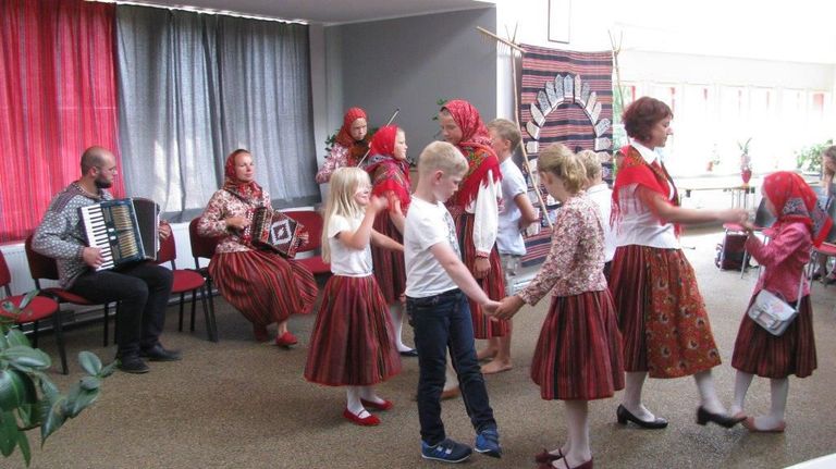 Traditsiooniline Kihnu tantsu näidisesinemine ligemale 150 osalejaga Kihnu tansu päe avamisel./ Silvia Paluoja