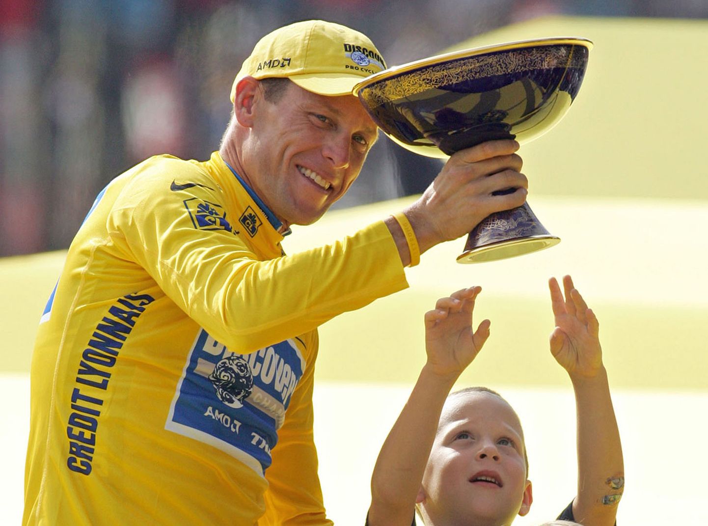 Lance Armstrong koos poja Luke'iga 2005. aastal.