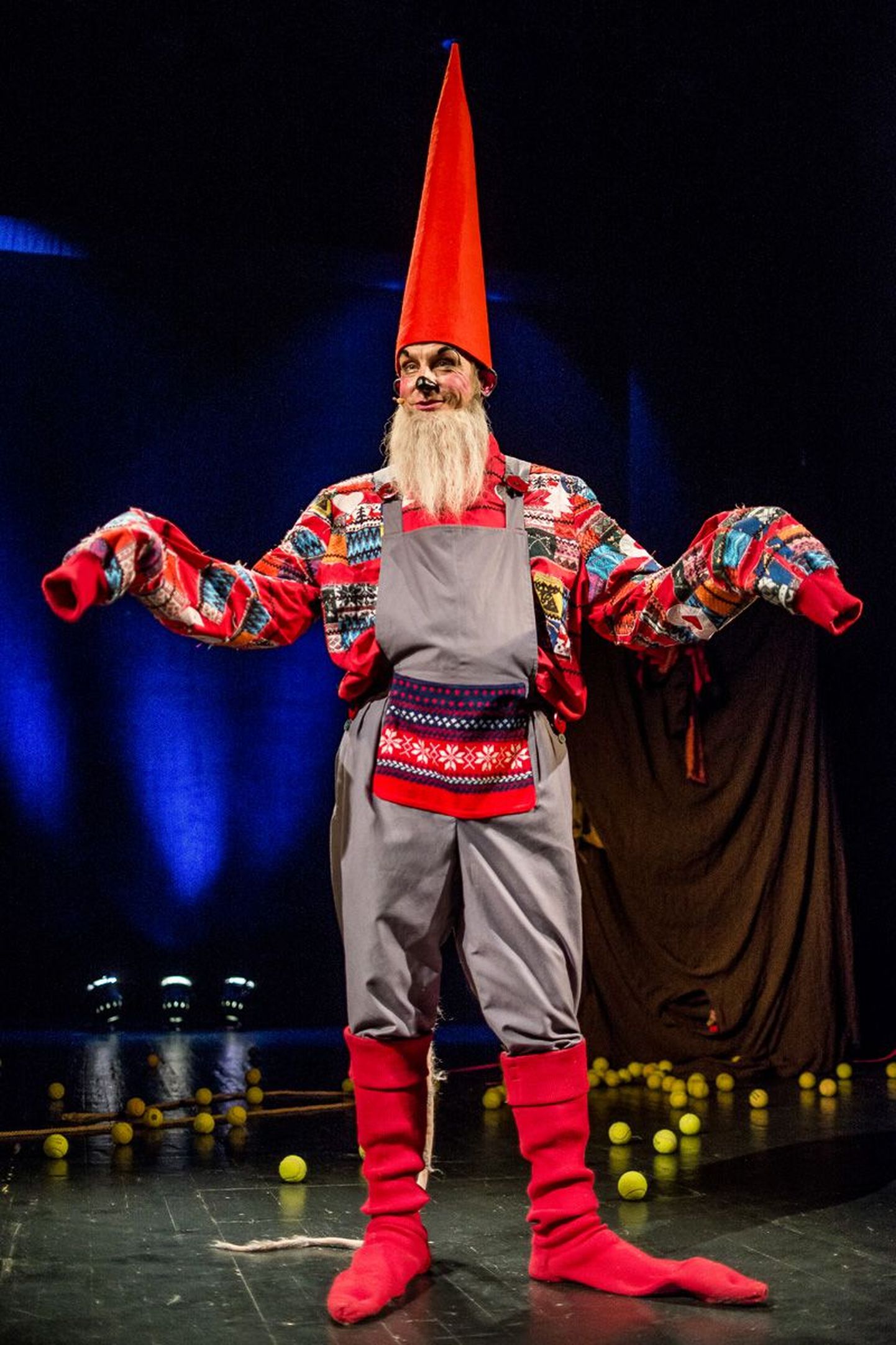 Andrus Kivirähki lustlikus näidendis «Päkapikk» mängib nimitegelast Jan Uuspõld.