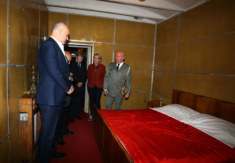 Albaania peaminister Edi Rama Hoxtale ehitatud magamistoas. Foto: AP/SCANPIX