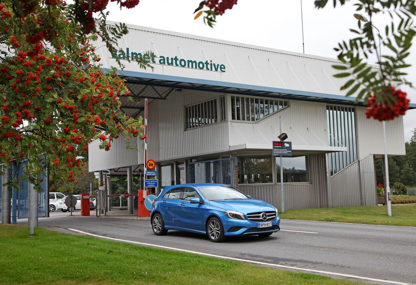 A-seeria Mercedes-Benz Valmeti Uusikaupunki tehase väravas.