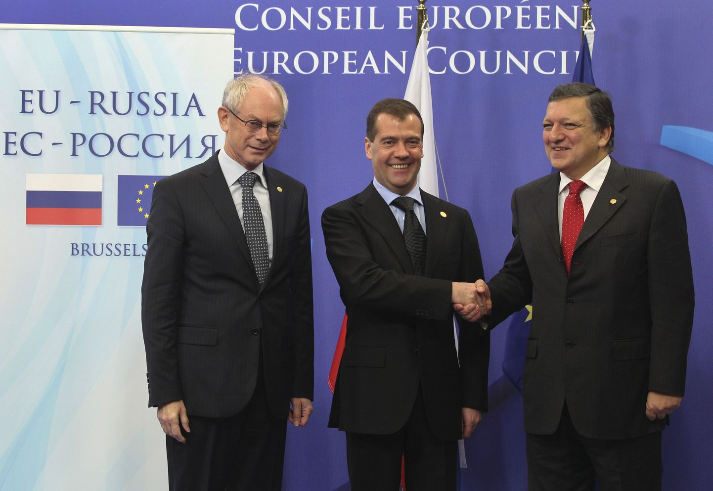 Euroliidu liidrid Herman van Rompuy ja Jose Manuel Barroso tervitavad Venemaa presidenti Dmitri Medvedevit.