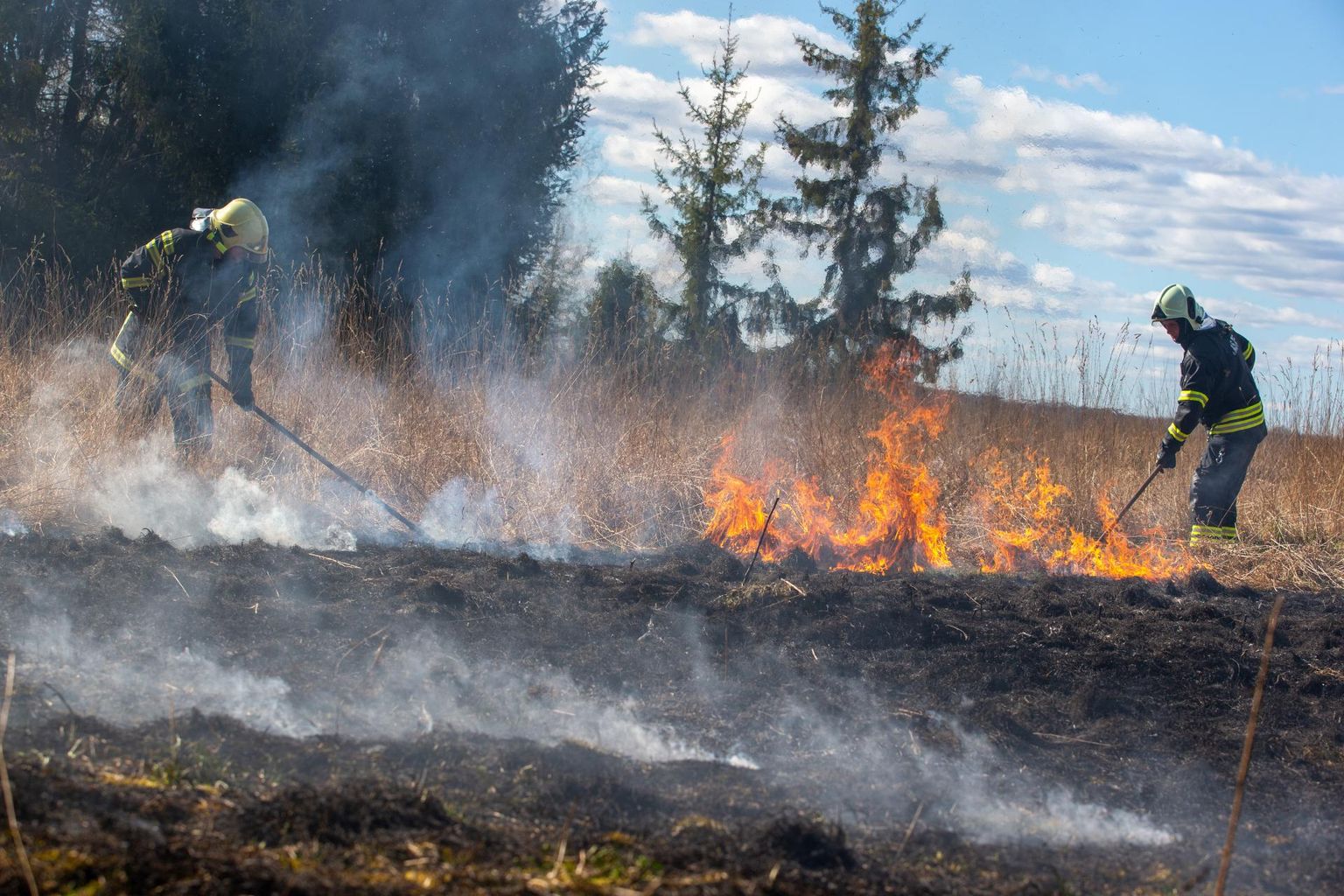 Kulupõleng Ülemõisas 2020. aasta aprillis. Lõkkest oli süttinud kulu ning põlengus sai kannatada haagissuvila.