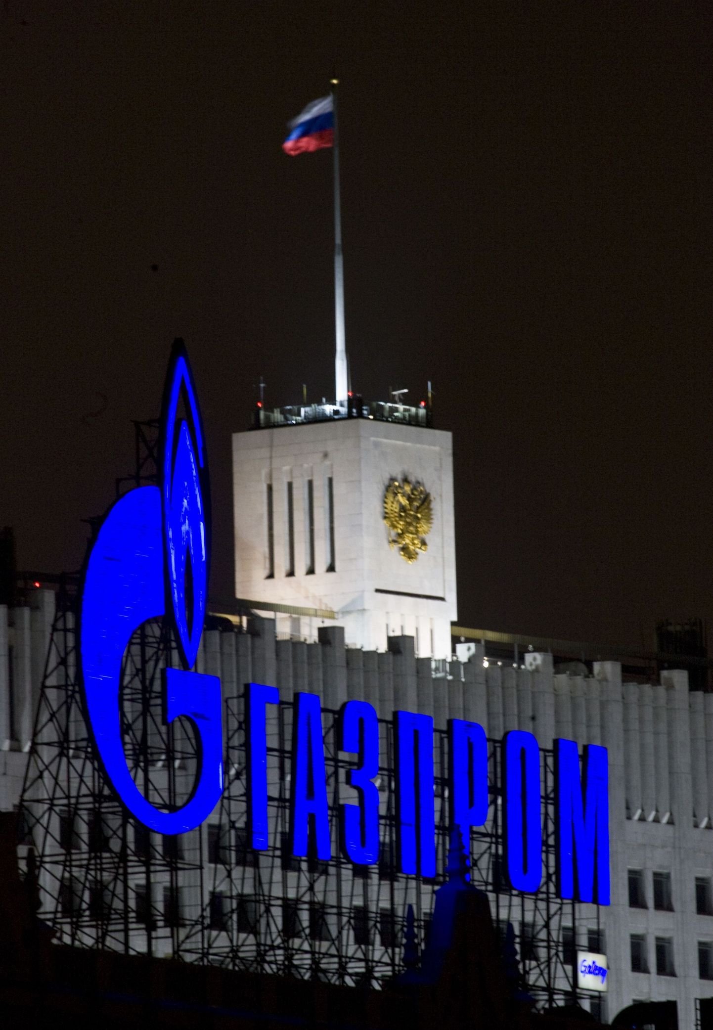 Gazpromi logo Venemaa peaministri ametihoone ees.
