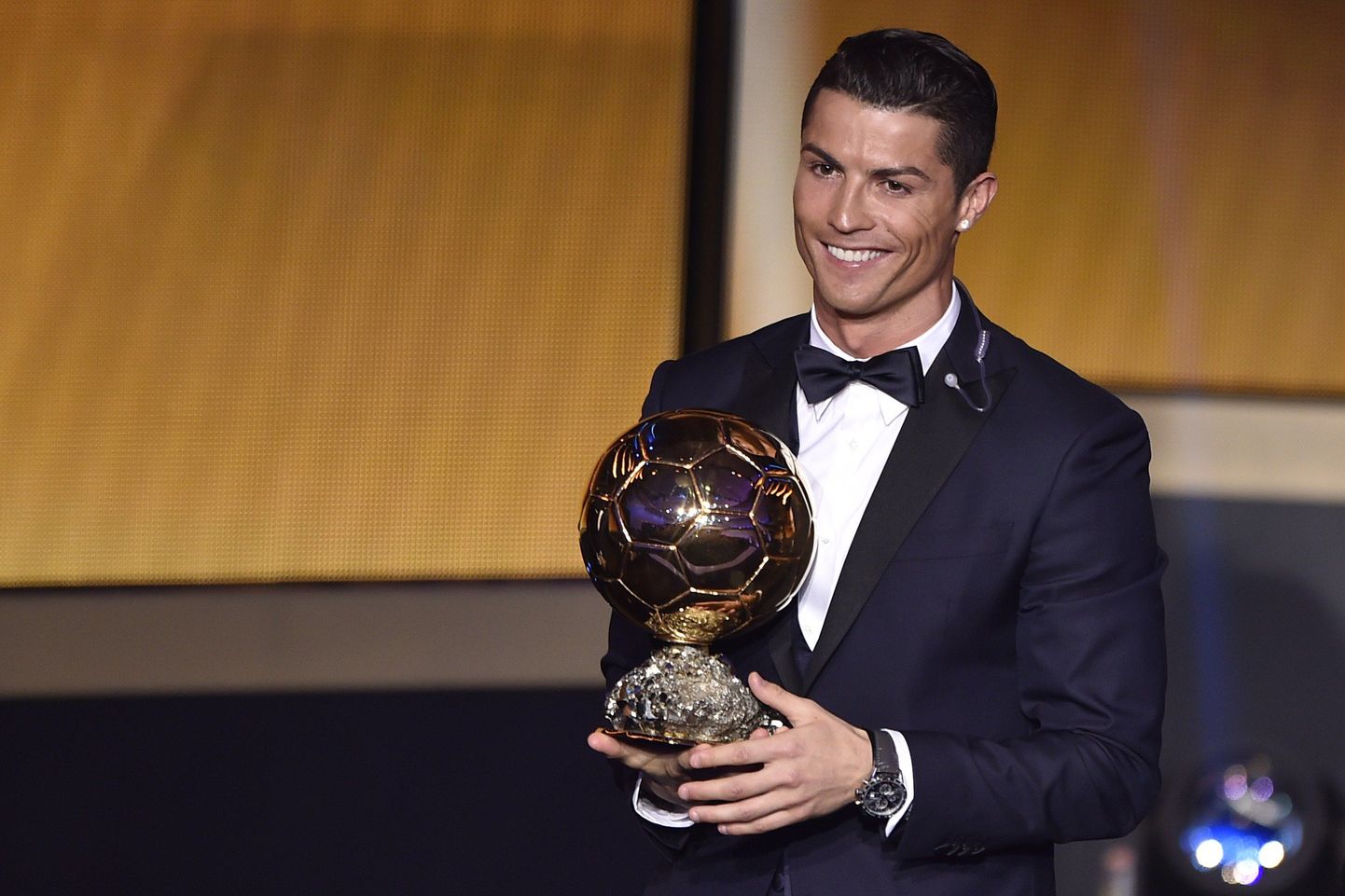 Cristiano Ronaldo maailma parimale mängijale mõeldud auhinnaga.