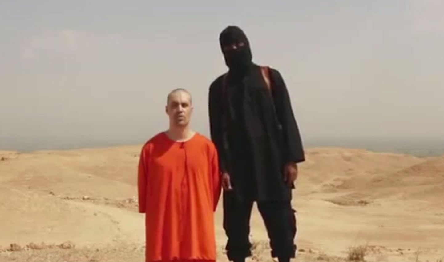 Kaader Islamiriigi avaldatud videost, millel on näha pühasõdalast ja ajakirjanik James Foleyd