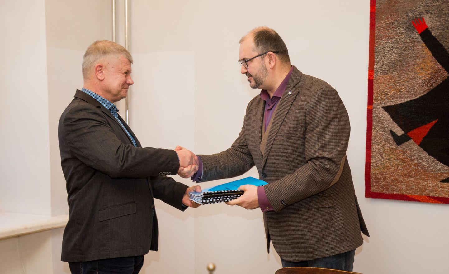 Viljandi linnapea Ando Kiviberg andis kolmapäeval volikogu esimenele Tiit Jürmannile linnaeelarve eelnõu.