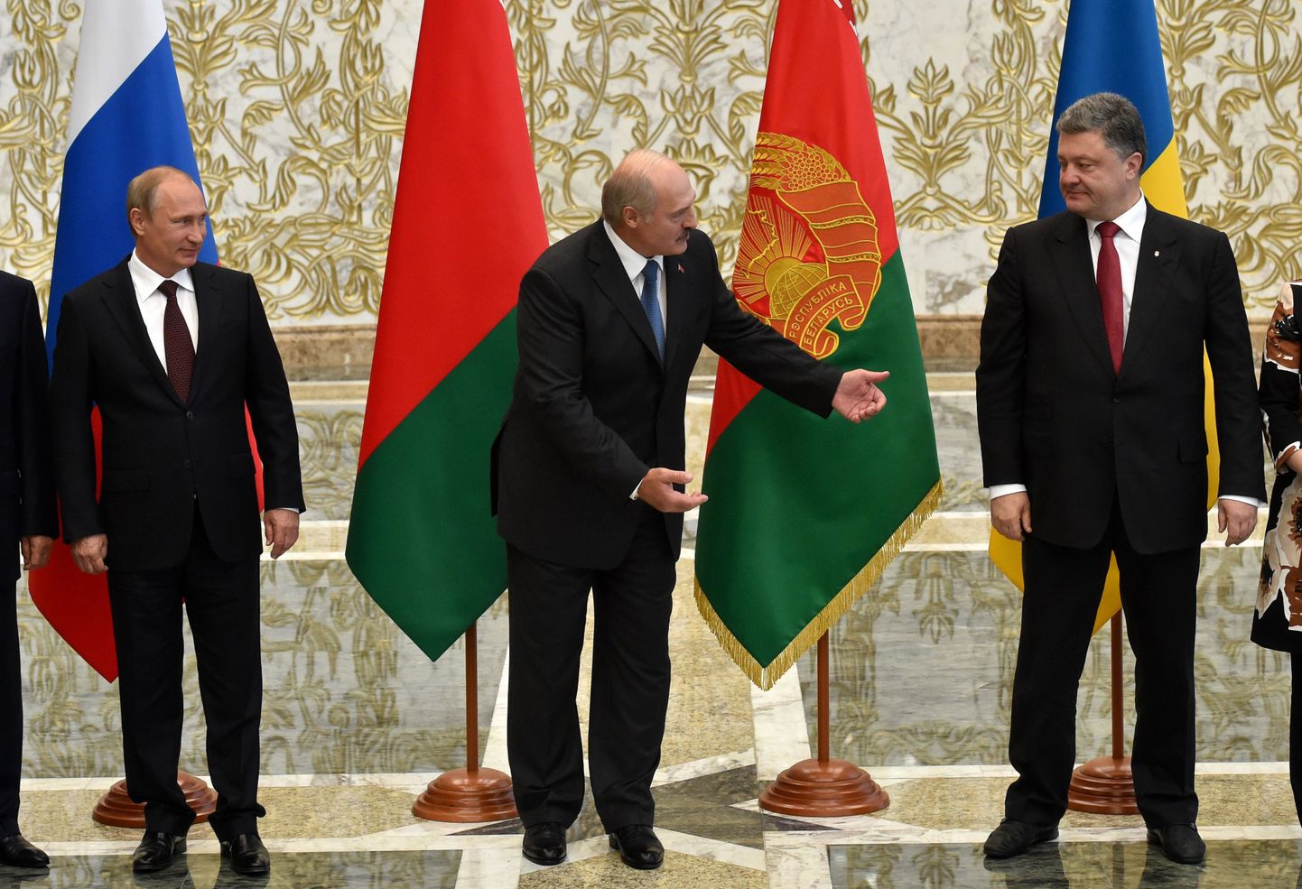 Президент Белоруссии Александр Лукашенко (в центре) принимает российского коллегу Владимира Путина (слева) и президента Украины Петра Порошенко 26 августа в Минске.