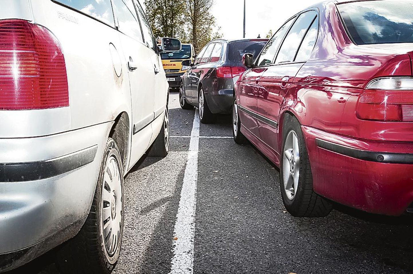 Peale väljasõidu vigade juhtub parklates plekimõlkimisi sellepärastki, et autod on valesti või liialt tihedalt pargitud ja kõrvalseisja uks riivab teist masinat.