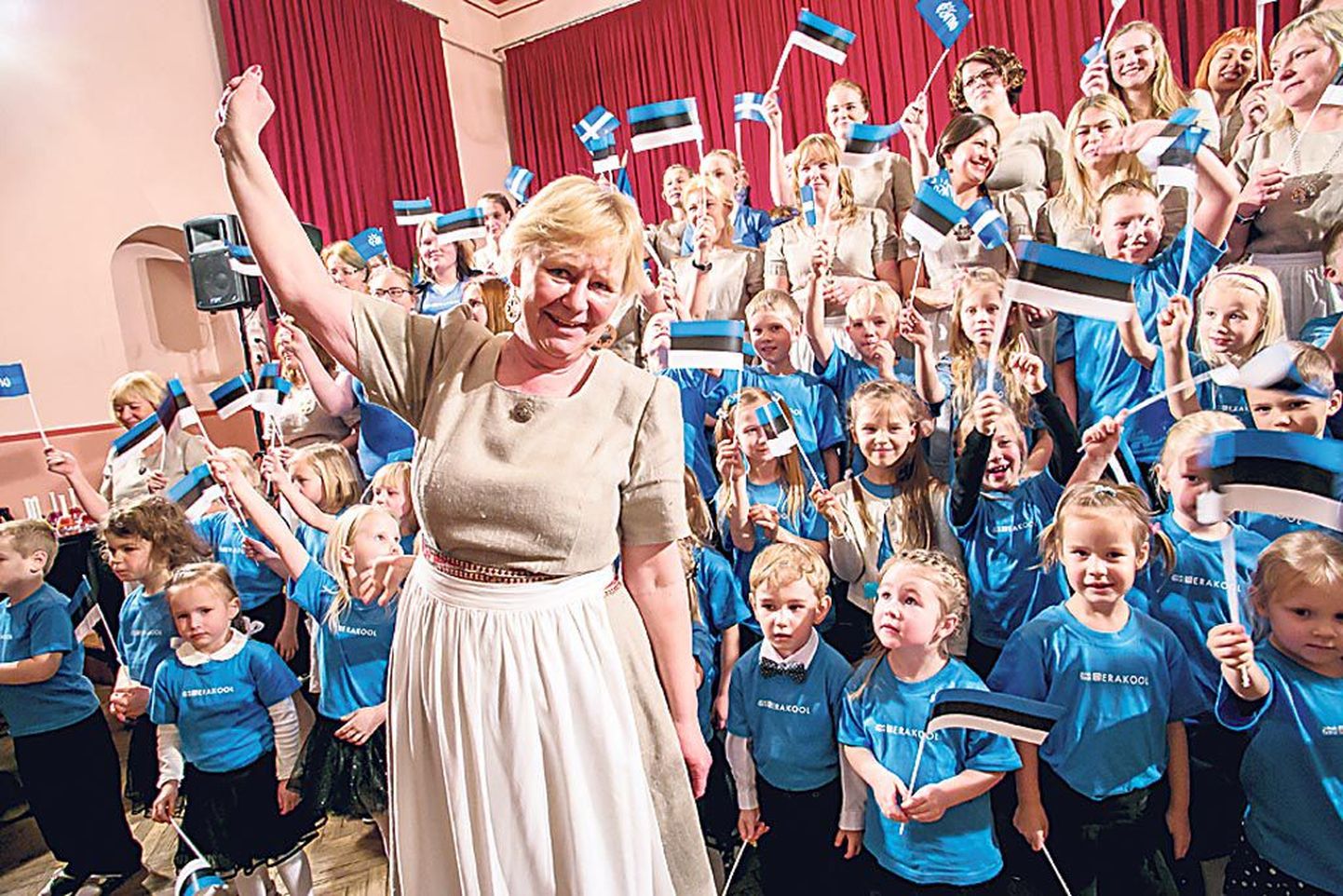 Kodumaa sünnipäevale pühendatud kontserdil “Kodu” esinesid Jana Tringi erakooli laulustuudio lapsed, esiplaanil muusika- ja lauluõpetaja Jana Trink.