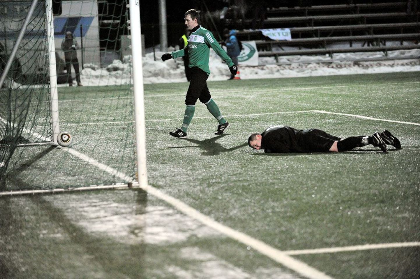 Eesti jalgpalli meistriliiga avavoorus löödi Narva Transi väravavahi Sergei Ussoltsevi (pikali) selja taha kolm palli. Nendest kaks toimetas sinna Tarmo Neemelo (püsti).