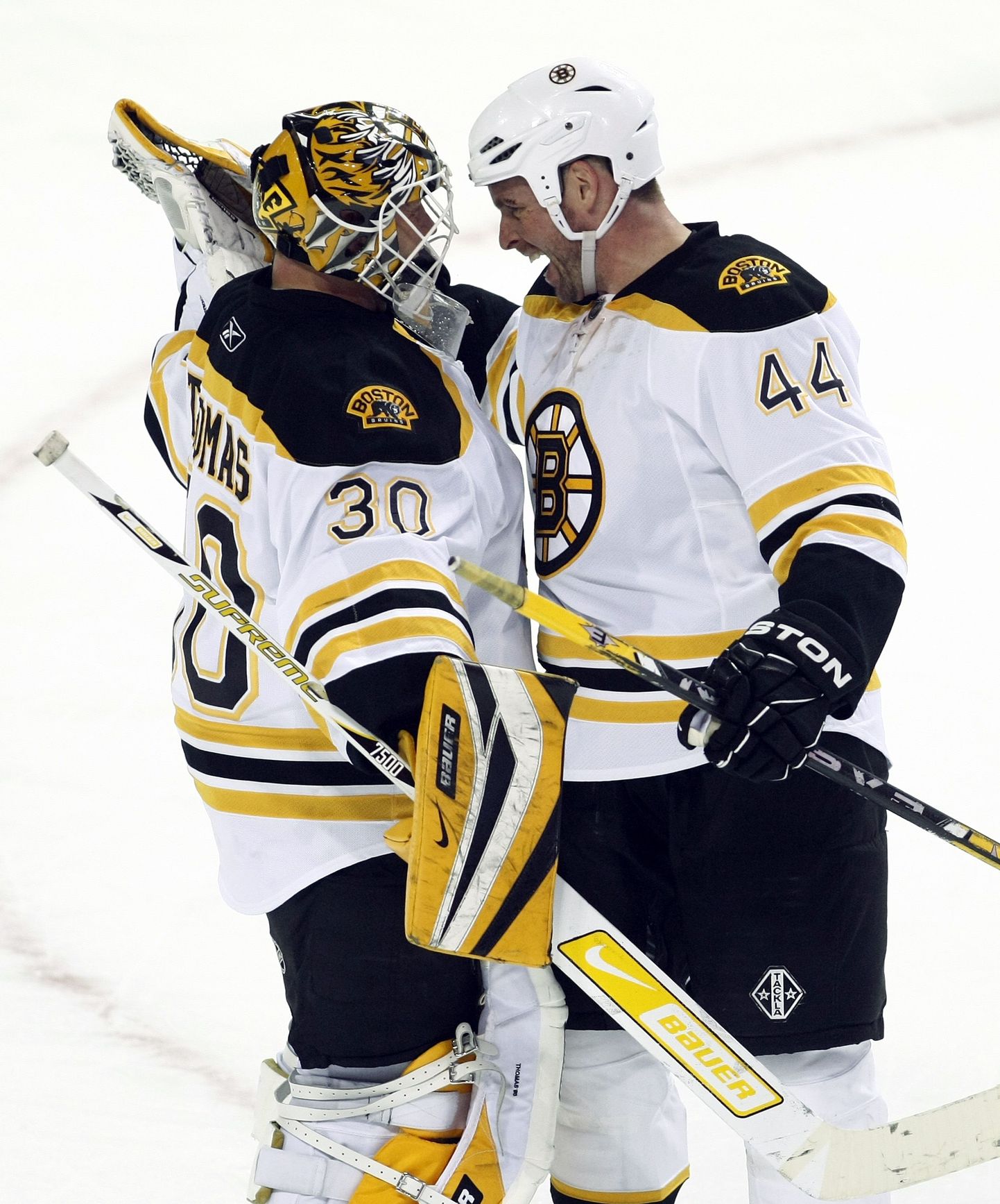 Boston Bruinsi väravavaht Tim Thomas (vasakul) ja Aaron Ward rõõmustavad võidu üle.
