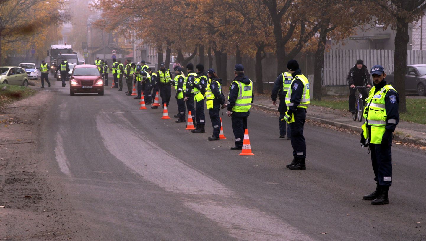 Politseinikud ja kadetid kontrollisid eile Pärnus Laial tänaval sõidukijuhte.