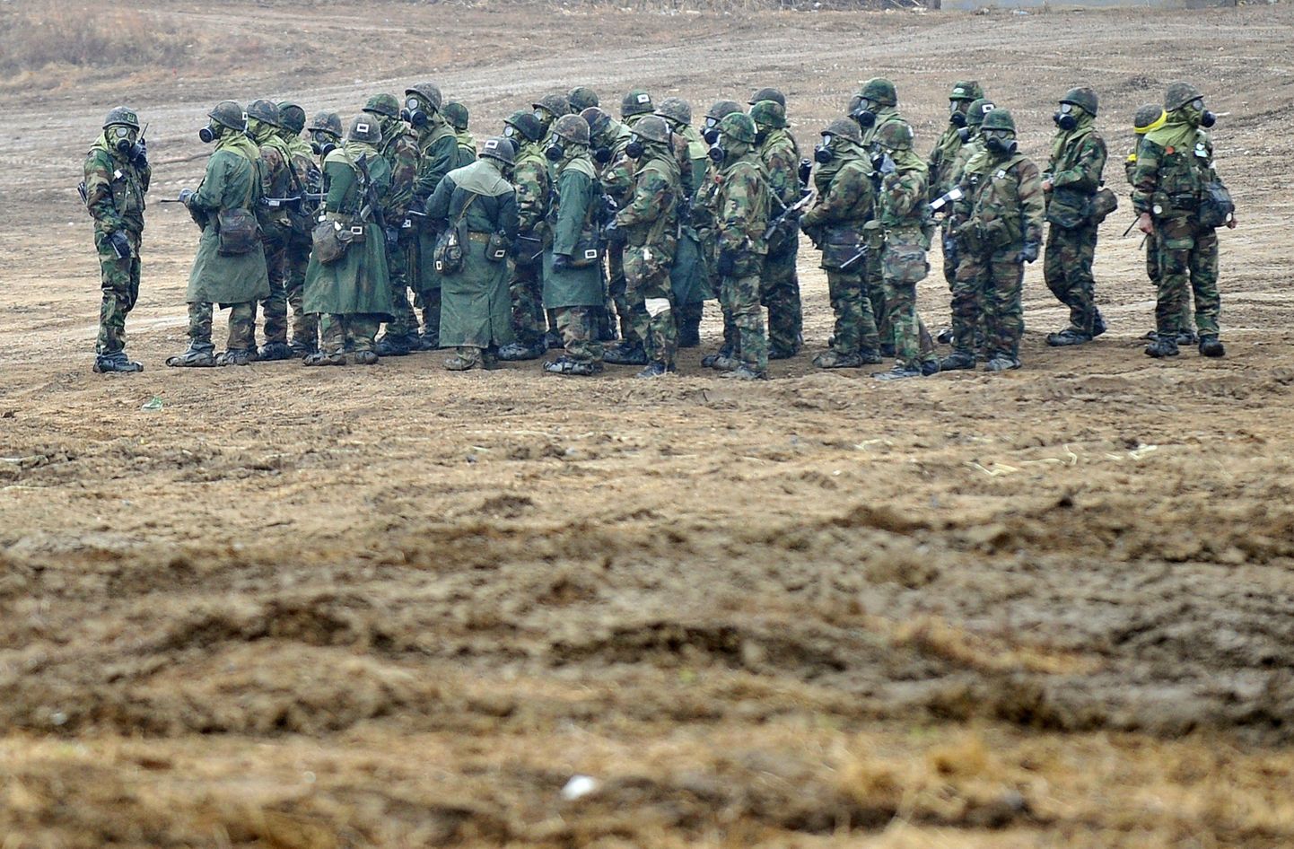 Lõuna-Korea sõdurid tänasel õppusel gaasimaskidega.