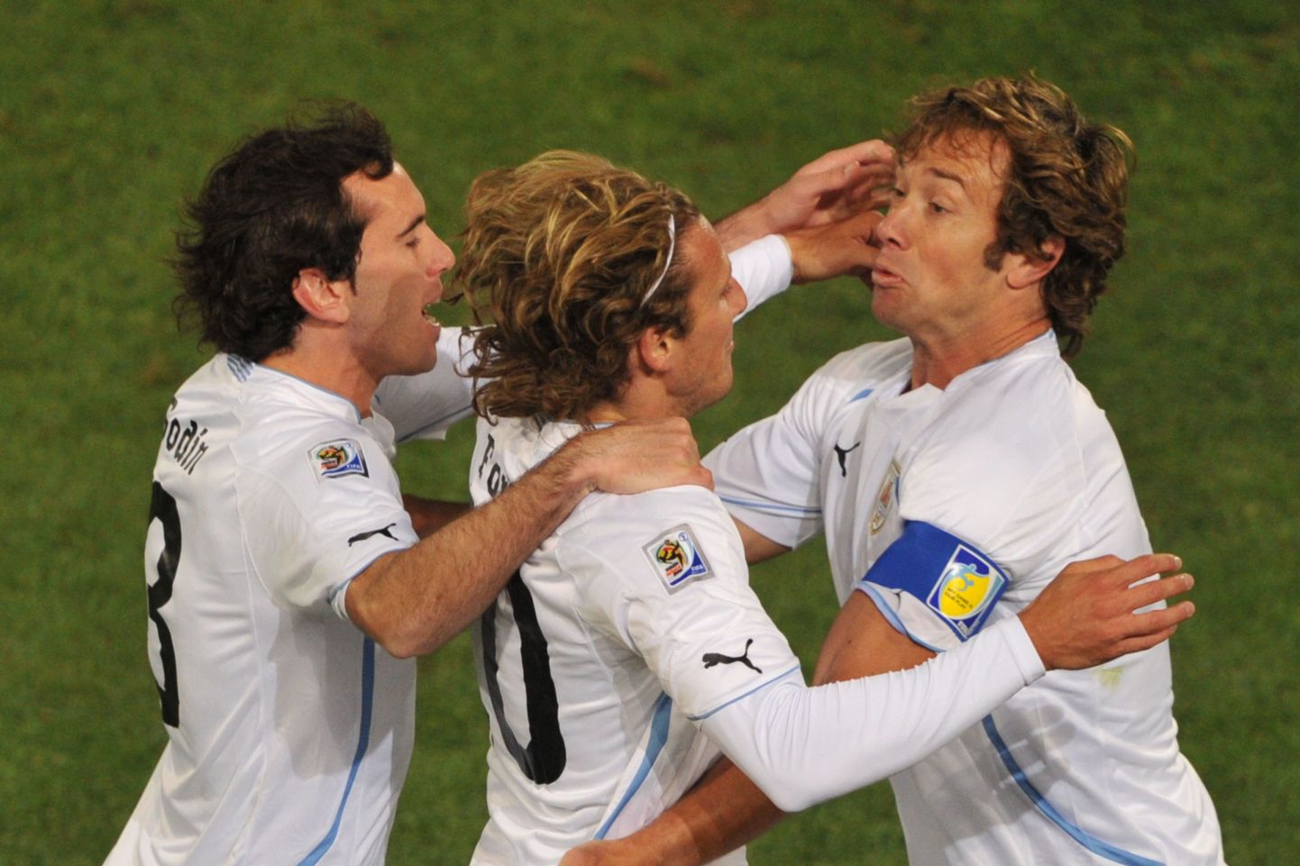 Uruguay mängijad värava järel juubeldamas.